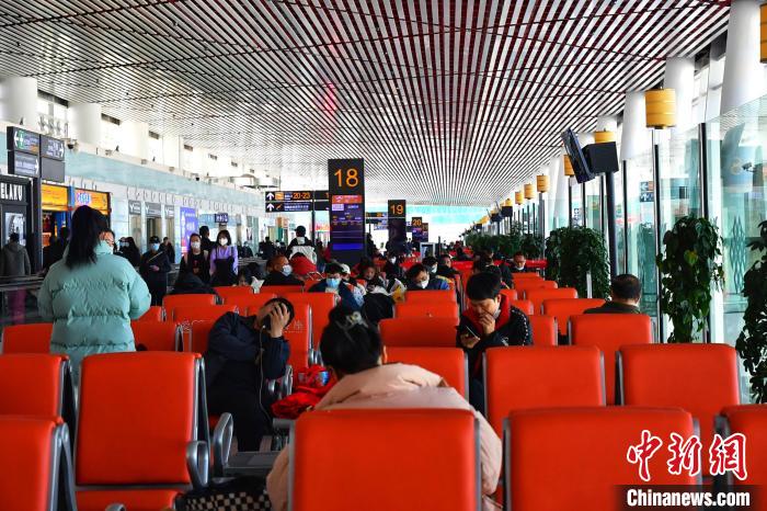 圖為旅客在機場候機室等待登機。　周航 攝