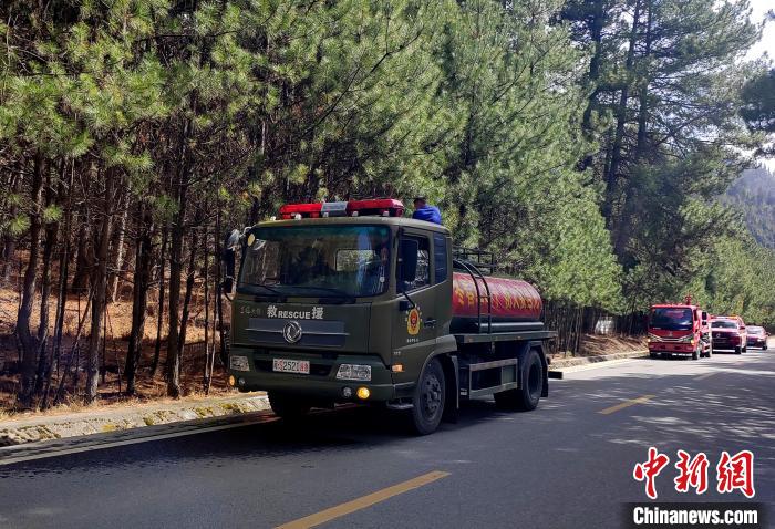 林芝市森林消防支隊米林中隊在米林縣一帶開展灑水增濕作業(yè)?！≮w健宇 攝