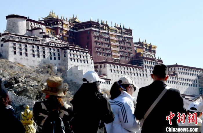 4月17日，游客在拉薩布達(dá)拉宮觀景臺(tái)拍照留念?！±盍?攝