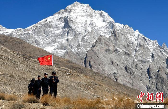 底雅邊境派出所民警夏永軍(右一)在巡邏中?！±盍?攝