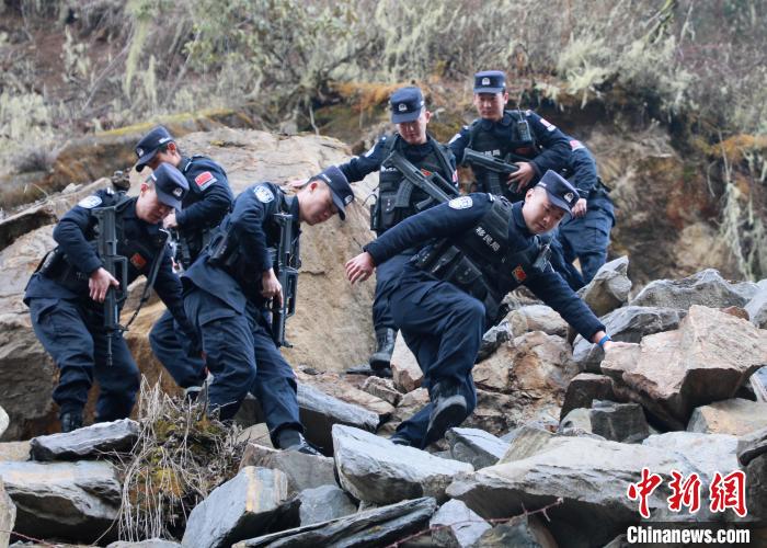 山南邊境管理支隊玉麥邊境派出所民警在邊境巡邏途中穿過亂石區(qū)。　鄭琦山 攝