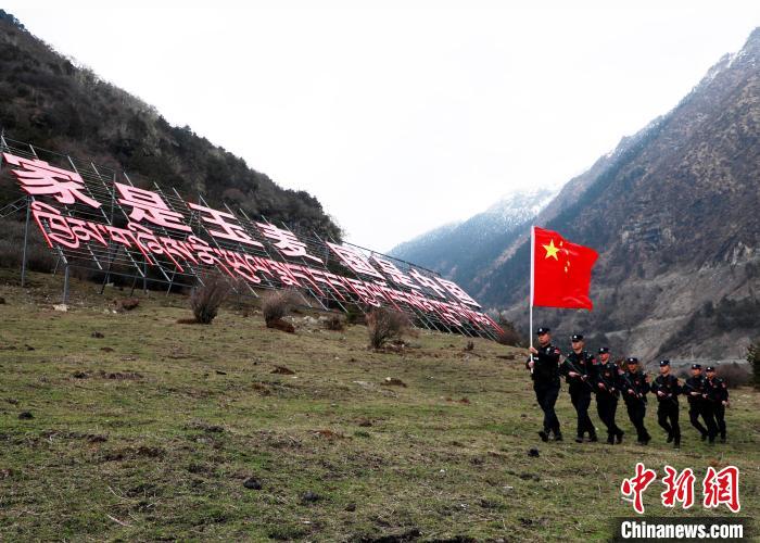 山南邊境管理支隊玉麥邊境派出所民警在轄區(qū)開展巡邏?！∴嶇?攝