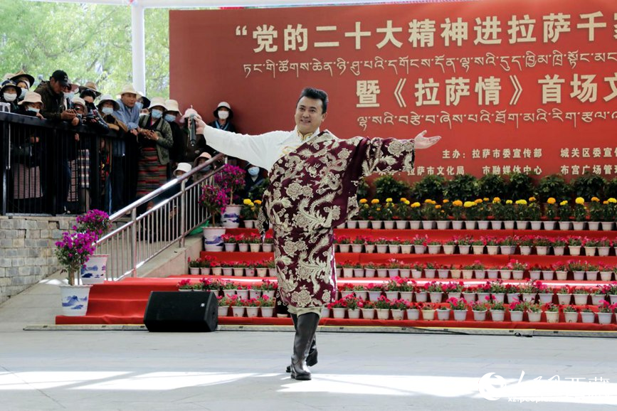 獻(xiàn)唱《夏爾巴》。人民網(wǎng) 次仁羅布攝