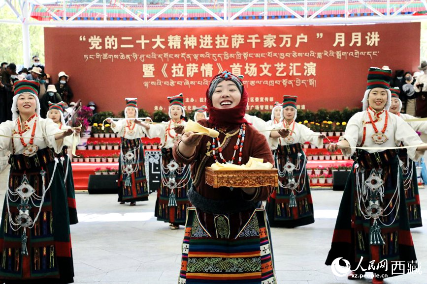 女子群舞《拉拉脫貧之路》。人民網(wǎng) 次仁羅布攝