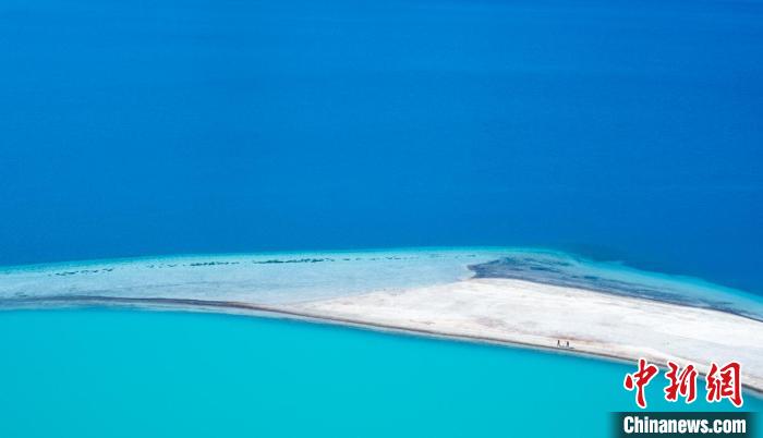 圖為山南羊卓雍錯?！『闻罾?攝