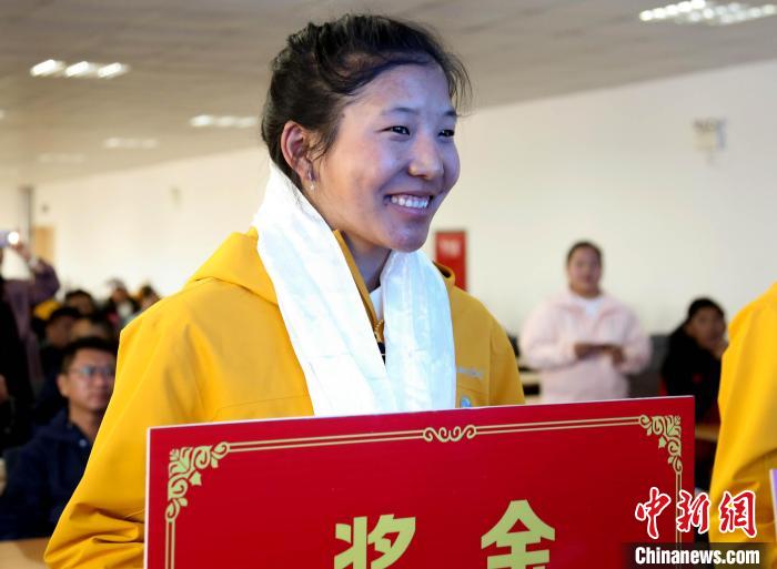 玉珍拉姆上臺(tái)領(lǐng)獎(jiǎng)?！∝暣_ 攝