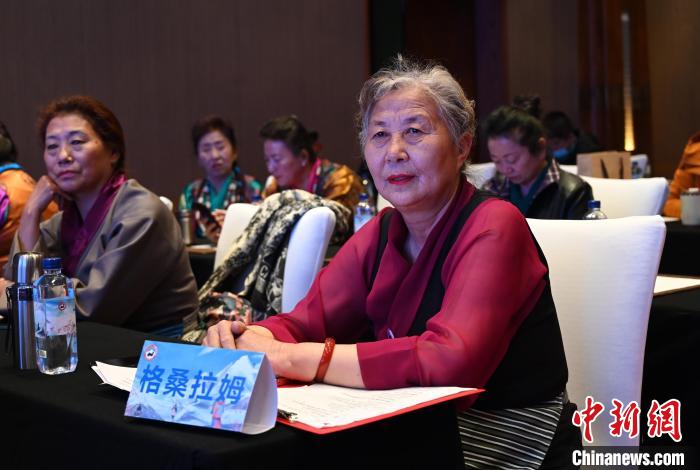 圖為西藏銀發(fā)旅游產(chǎn)品體驗(yàn)團(tuán)老年代表?！≮w朗 攝