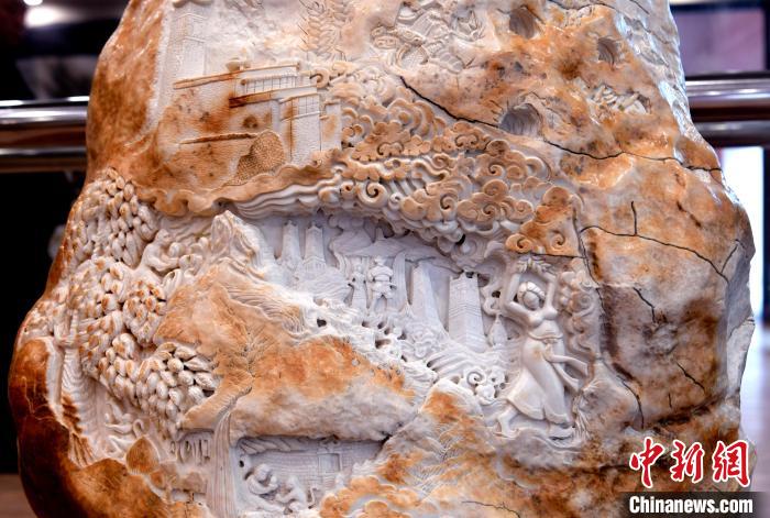 圖為5月16日，展覽中的漢白玉雕作品《猴子變?nèi)恕贰！±盍?攝