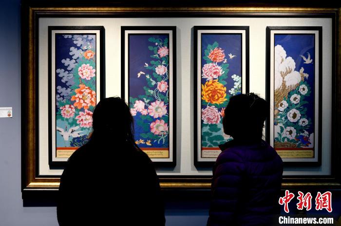 圖為5月16日，觀眾正在欣賞展覽中的新創(chuàng)唐卡作品?！±盍?攝