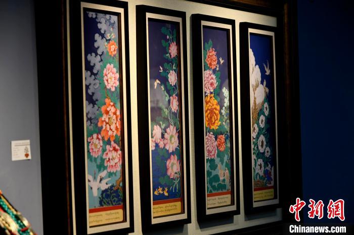 圖為5月16日，展覽中新創(chuàng)唐卡作品《四季花》。　李林 攝