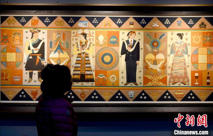 圖為5月16日，觀眾正在欣賞展覽中的新創(chuàng)唐卡作品?！±盍?攝