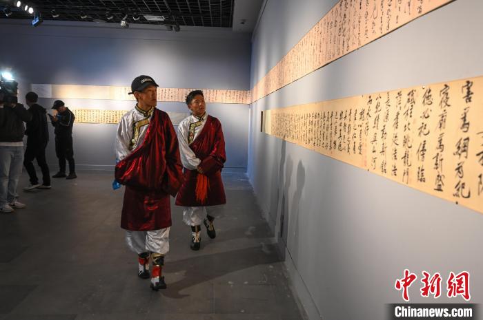 圖為學(xué)生參觀黃庭堅(jiān)書法文獻(xiàn)展?！≮w朗 攝