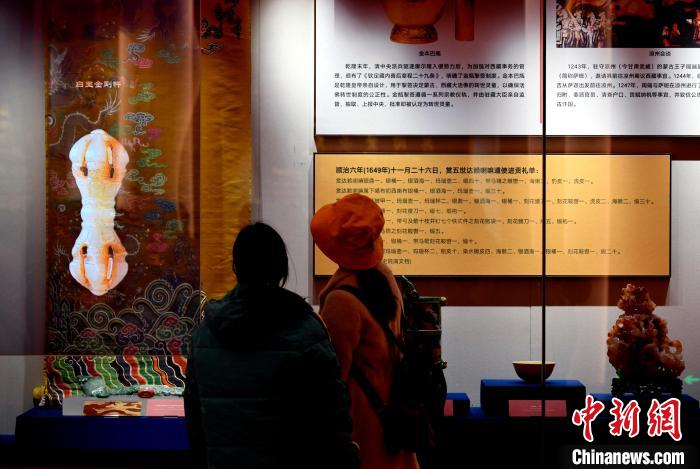 圖為5月18日，觀眾正在欣賞展覽?！±盍?攝