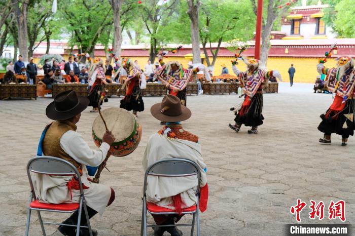 中國(guó)西藏發(fā)展論壇中外參訪嘉賓在拉薩羅布林卡觀藏戲、品卡塞