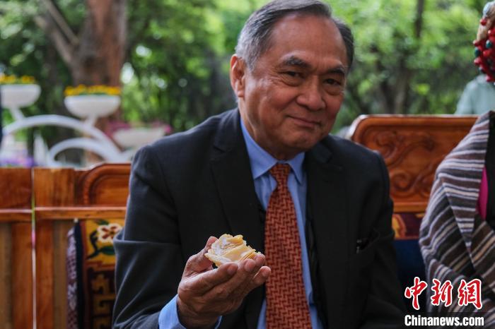 菲律賓駐華大使吉米·阿德里亞諾·弗洛克魯茲品嘗卡塞?！〗w波 攝