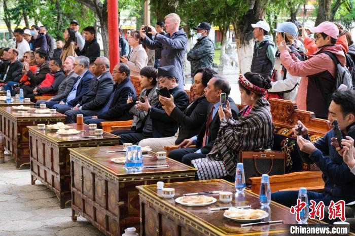 5月19日，中外嘉賓在羅布林卡和游客一起觀看藏戲?！〗w波 攝