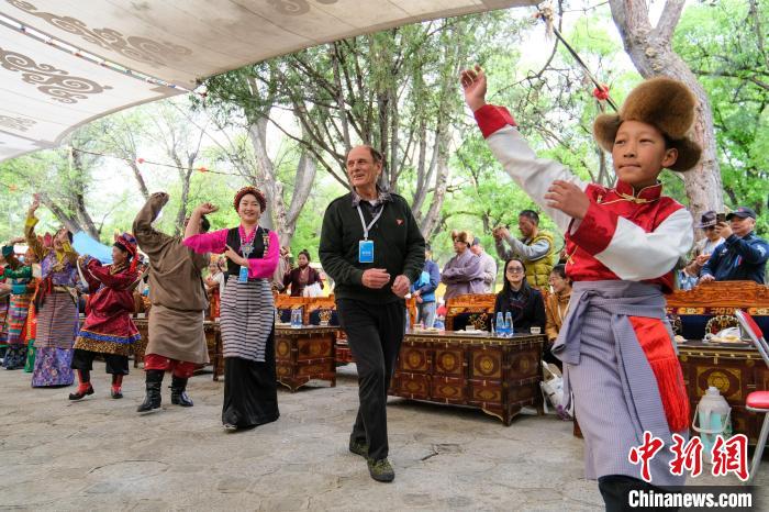 英國(guó)籍嘉賓柯馬凱(Michael Crook)加入鍋莊舞隊(duì)伍?！〗w波 攝