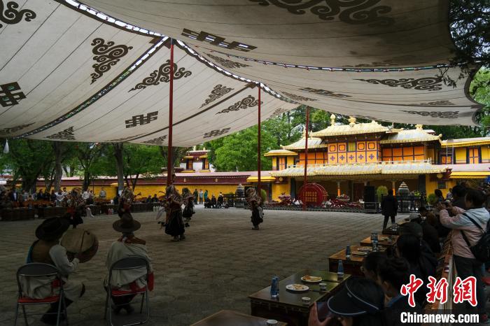 圖為當(dāng)日拉薩羅布林卡。　江飛波 攝