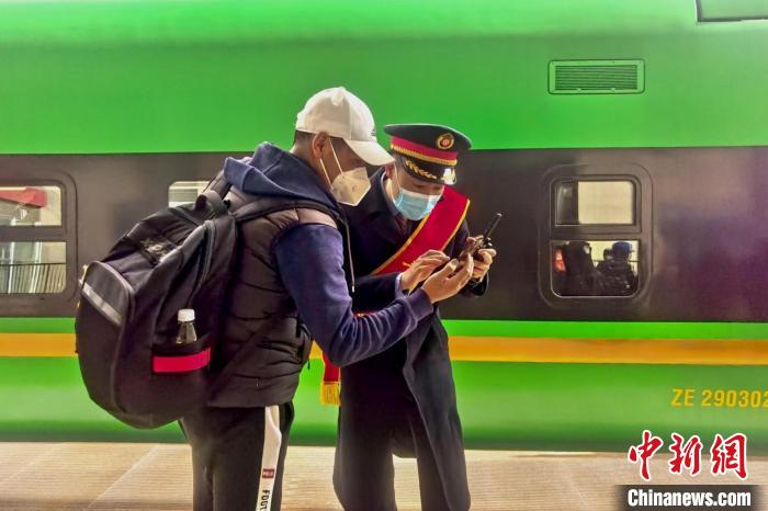 圖為日喀則火車站工作人員服務乘客?！《飞降?攝