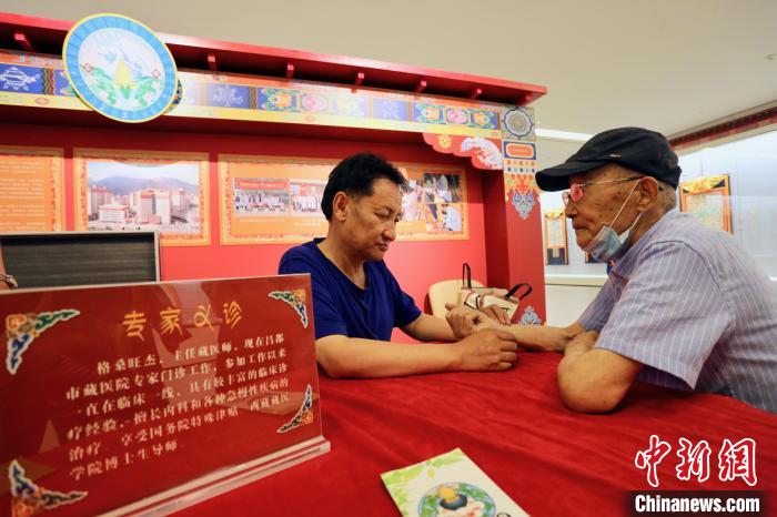 “藏韻瑰寶”藏醫(yī)四部醫(yī)典唐卡珍品展在天津美術(shù)館展出，展覽現(xiàn)場(chǎng)藏醫(yī)專家義診受歡迎?！⒖∩n 攝