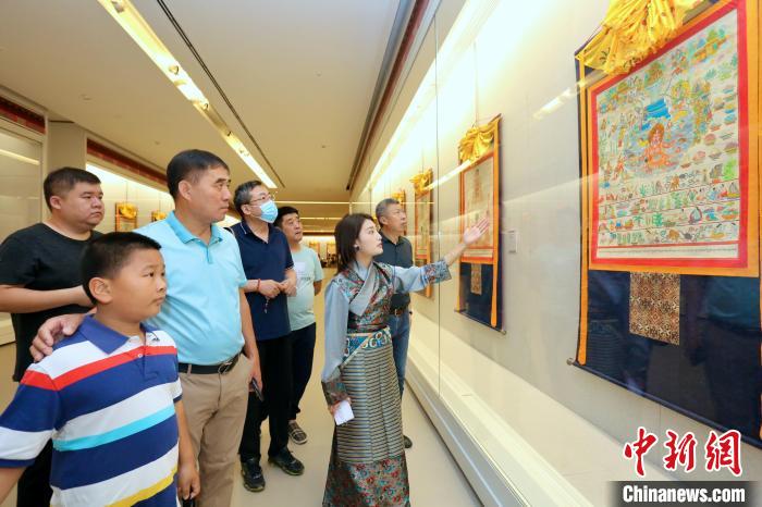 “藏韻瑰寶”藏醫(yī)四部醫(yī)典唐卡珍品展現(xiàn)場(chǎng)?！⒖∩n 攝