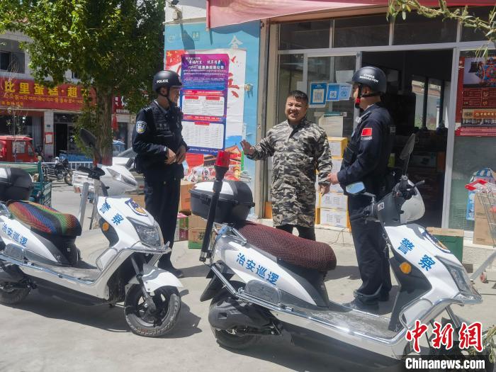 民警對轄區(qū)商鋪進行走訪排查。　黃創(chuàng)偉 攝