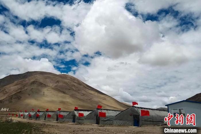 圖為西藏康馬縣的高原溫室大棚?！⒔ㄜ?攝