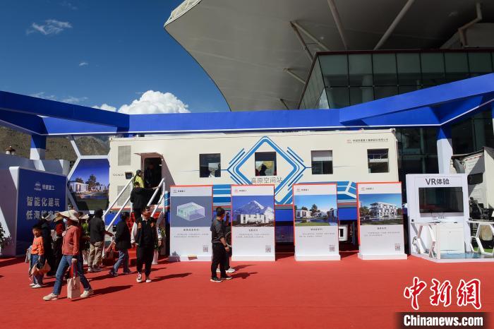 展覽現(xiàn)場，觀眾體驗裝配式增壓增氧建筑。　湯葉 攝