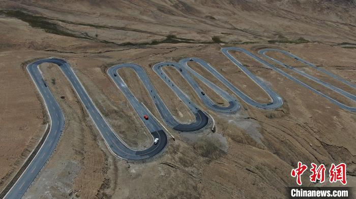 圖為騎手前往珠峰大本營途經(jīng)108道拐。　游牧地球供圖