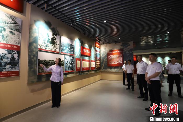 圖為西藏航空一行在臨沂市孟良崮戰(zhàn)役紀(jì)念館開展主題教育活動(dòng)?！〗?攝