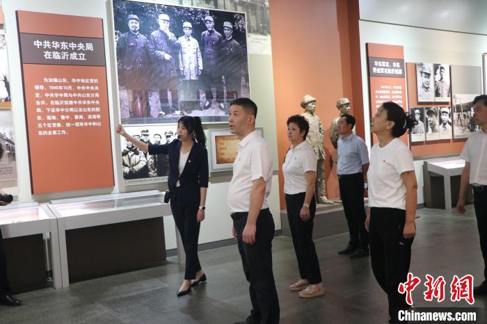 圖為西藏航空一行在臨沂市沂蒙革命紀(jì)念館開展主題教育活動(dòng)?！〗?攝