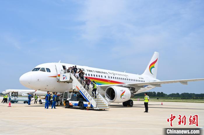 圖為旅客抵達(dá)機(jī)場(chǎng)?！≮w朗 攝