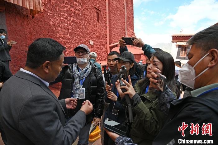 圖為中外媒體采訪布達拉宮管理處相關(guān)負責(zé)人?！≮w朗 攝