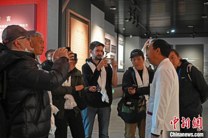 圖為中外媒體采訪西藏自治區(qū)藏醫(yī)院相關(guān)負責(zé)人?！≮w朗 攝