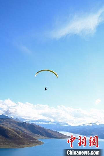 圖為在羊卓雍錯，游客體驗高空滑翔。　趙朗 攝