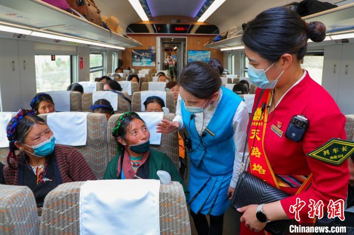 農(nóng)牧民乘坐高原復(fù)興號動車組出行?！≈軔傁?攝