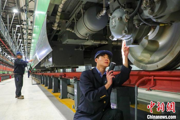 圖為工作人員檢查高原復(fù)興號。　周悅翔 攝