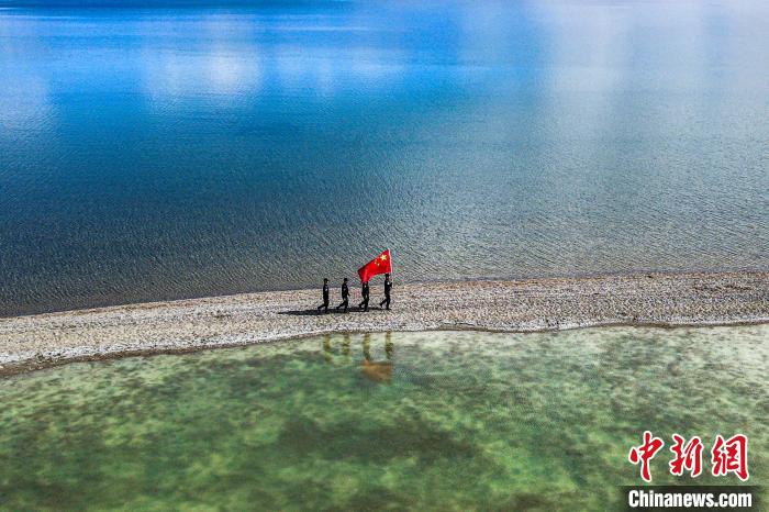 班公湖巡邏現(xiàn)場(chǎng)?！↓埿▲P 攝