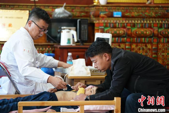 6月27日，西藏康馬縣雙語(yǔ)幼兒園的孩子參加先心病篩查。　蘇丹 攝