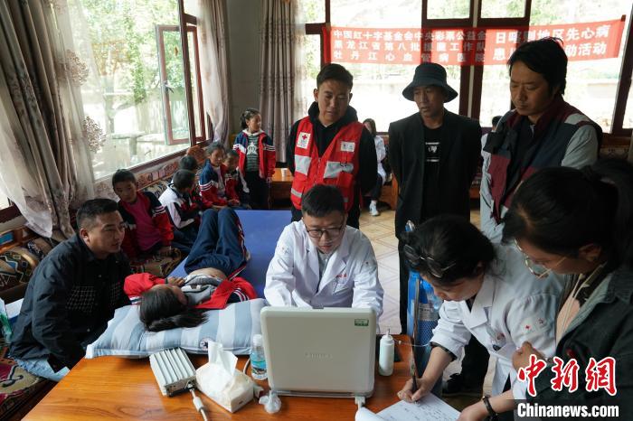 6月27日，西藏康馬縣少崗鄉(xiāng)中心小學(xué)的孩子參加先心病篩查?！√K丹 攝