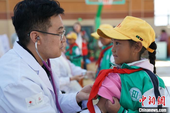 6月27日，西藏康馬縣南尼鄉(xiāng)中心小學(xué)的孩子參加先心病篩查?！√K丹 攝