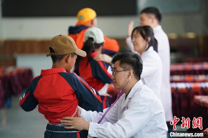 6月26日，西藏日喀則特校的孩子參加先心病篩查?！√K丹 攝