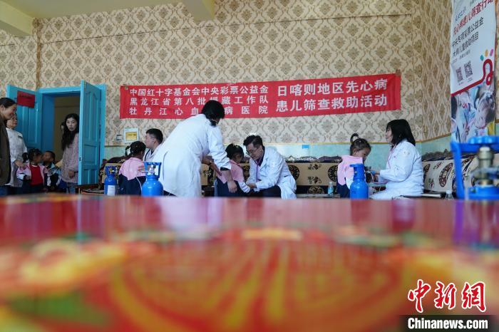 6月27日，西藏康馬縣雙語(yǔ)幼兒園的孩子參加先心病篩查?！√K丹 攝