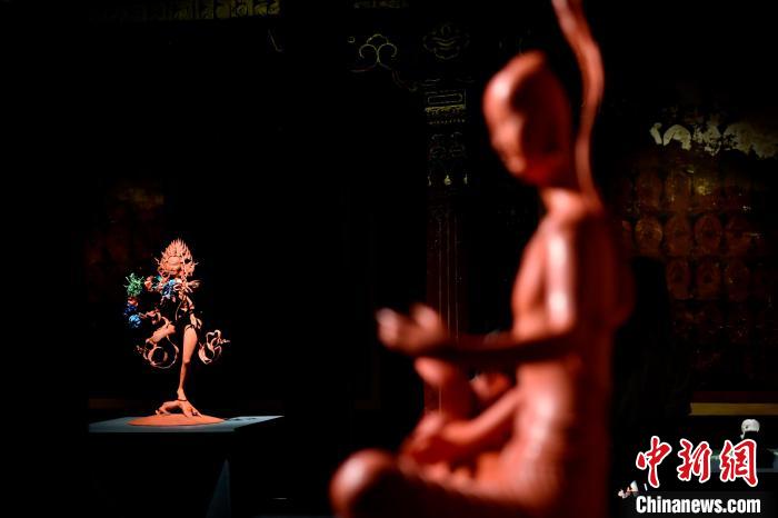 圖為展覽中圍繞西藏歷史與傳統(tǒng)創(chuàng)作的雕塑作品?！±盍?攝