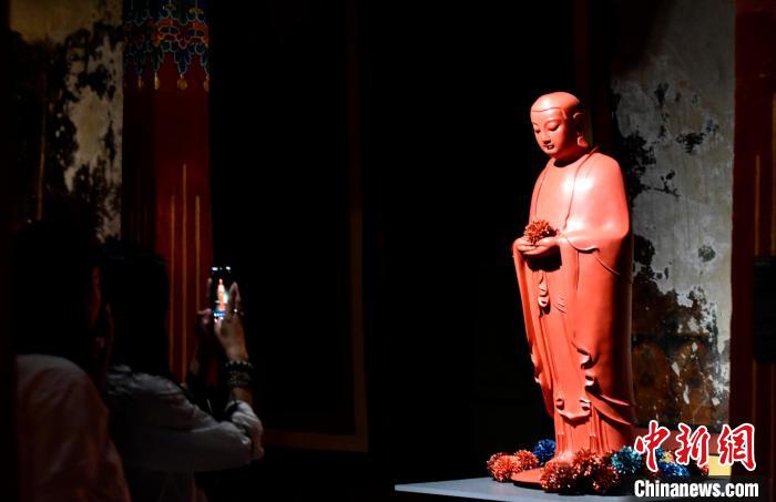 圖為觀眾正在欣賞展覽中的雕塑作品。