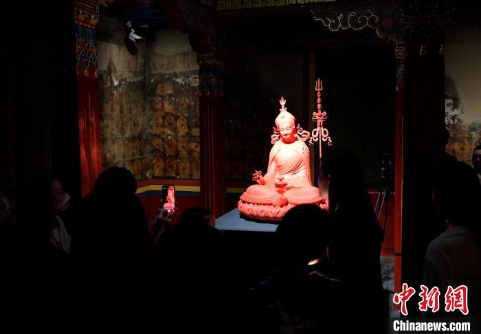 圖為觀眾正在欣賞展覽中的雕塑作品?！±盍?攝