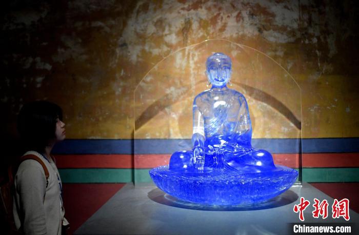 圖為觀眾正在欣賞展覽中的雕塑作品?！±盍?攝