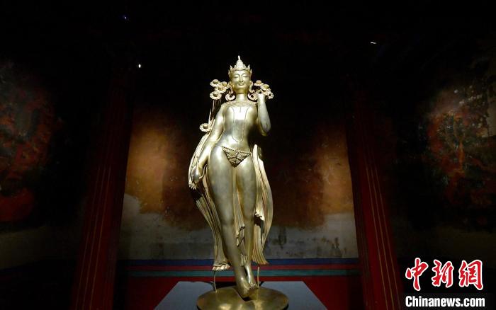 圖為展覽中圍繞西藏歷史與傳統(tǒng)創(chuàng)作的雕塑作品《八萬(wàn)四千年》?！±盍?攝