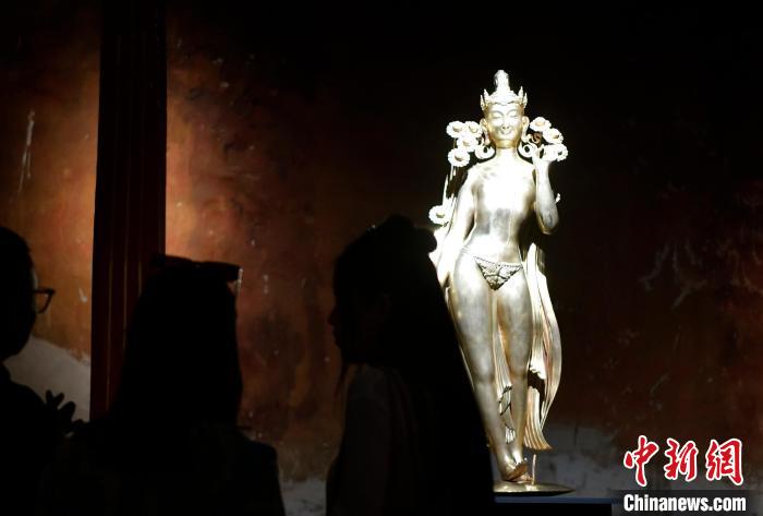 圖為觀眾正在欣賞展覽中的雕塑作品《八萬(wàn)四千年》?！±盍?攝