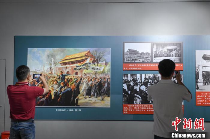 圖為市民參觀《曙光·偉業(yè)——五四運動與中國共產(chǎn)黨的成立》“七一”特展?！∝暩聛硭?攝